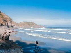 Pantai Surumanis Kebumen, Punya Air Terjun yang Bertemu Samudra Hindia