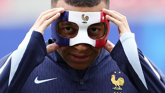 Kylian Mbappe muncul dalam sesi latihan timnas Prancis dengan topeng bak karakter kura-kura ninja, namun dengan motif warna bendera negaranya le tricolore.