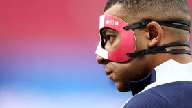 FOTO: Momen Mbappe Pakai 'Topeng Kura-kura Ninja' di Latihan Prancis