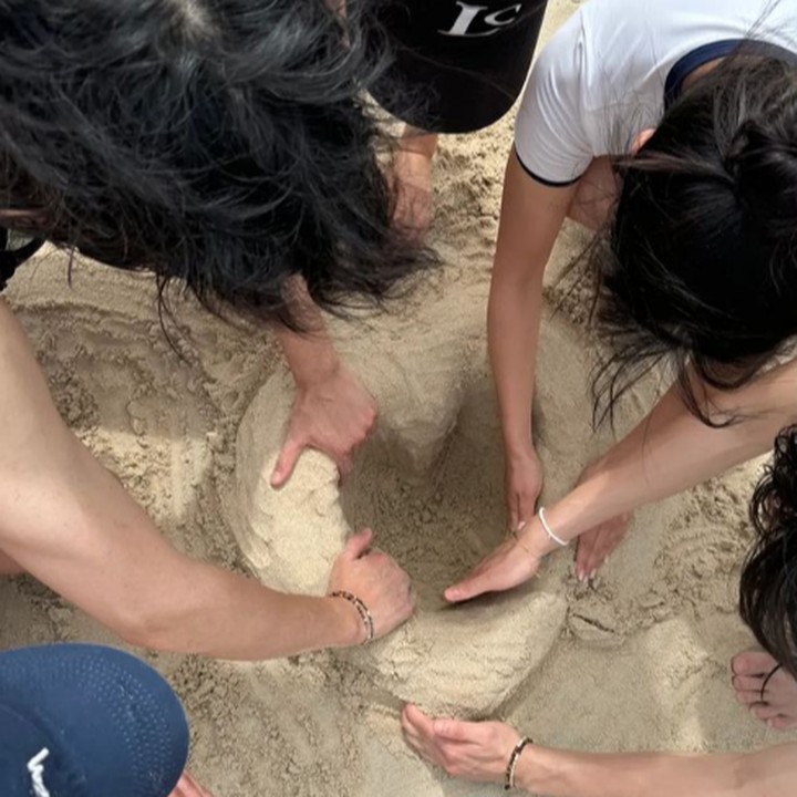 <p>Potret geng Lovely Runner ini dibagikan oleh Moon Xion di Instagramnya, mereka tengah membuat bentuk hati menggunakan pasir pantai. Sayangnya, Byeon Woo Seok tidak bisa ikut liburan karena jadwal tur fan meetingnya di Asia. (Foto: Instagram @moonsta___r)</p>