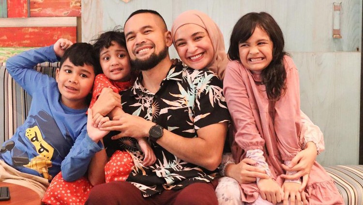 Potret Shireen Sungkar dan Ketiga Anaknya