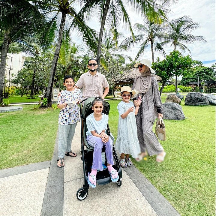 <p>"<em>MasyaAllah tabarakAllah</em>. Enggak kerasa anak-anak cepat banget besarnya. Masih ingat bagaimana mulasnya lahiran kalian, tapi ketutup sakitnya sama bahagia pas lihat wajah kalian pertama kalinya. Terus mengASIhi kalian. Begadang malam ganti popok, duh kangen," tulis Shireen. (Foto: Instagram: @shireensungkar)</p>