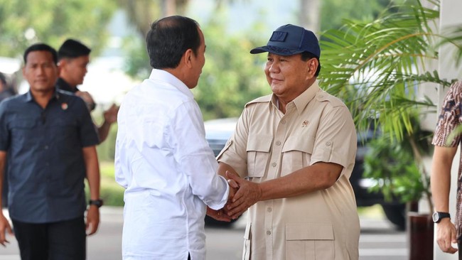 Presiden Joko Widodo menjenguk langsung Prabowo Subianto yang baru menjalani operasi besar di RSPPN Sudirman, Jakarta Selatan.