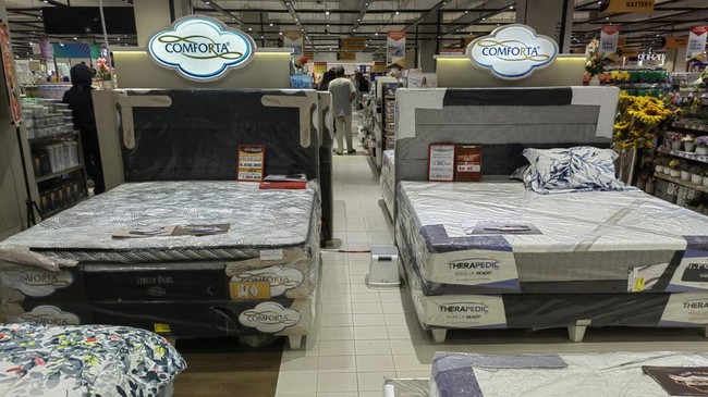 Tak hanya produk segar dan elektronik, berbagai jenis furnitur dengan harga diskon juga ditawarkan di momen Transmart Full Day Sale, Minggu (18/5).