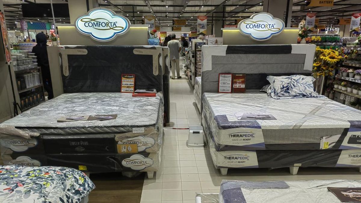 Pengunjung Tergiur Promo Kasur di Transmart Full Day Sale