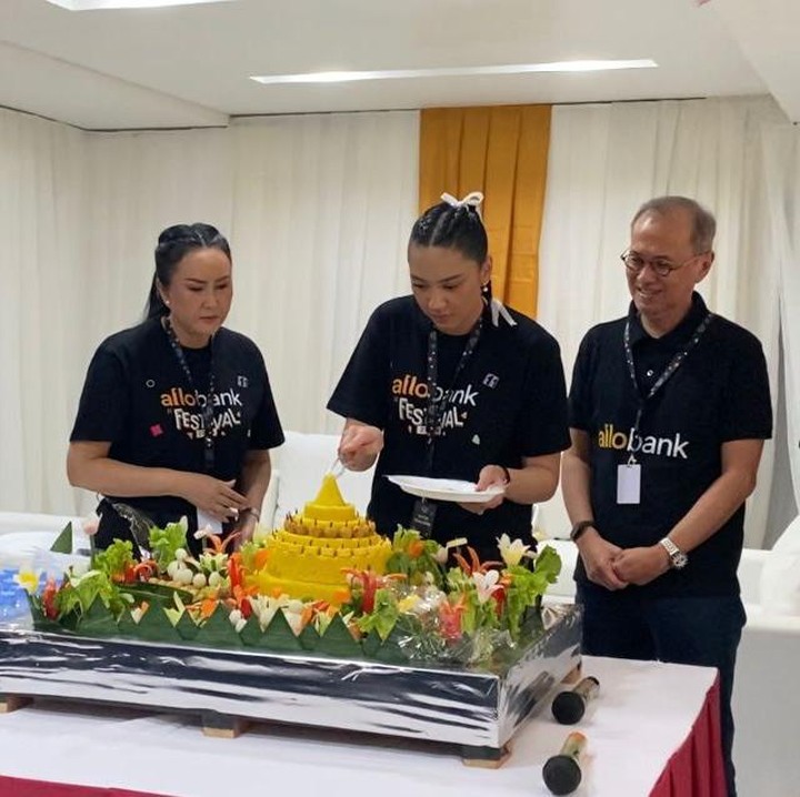 <p>Sebelum dimulai, CEO at Trans Digital Lifestyle Group, Putri Tanjung, memberikan sedikit sambutan sambil memotong tumpeng sebagai simbolis. “Pertama-tama aku mau mengucapkan terima kasih kepada teman-teman yang telah mewujudkan Allo Bank Festvial 2024. Semoga Allo Fest 2024 ini bisa memberikan warna yang baru,” ujar Putri Tanjung. Foto: HaiBunda/Nuzulyani</p>