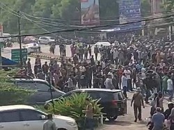 Ratusan Petruk Unjuk Rasa di Pelabuhan Bakauheni Lampung, Jalan Diblokade