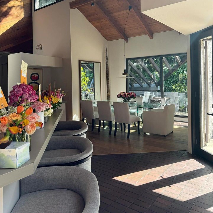 <p>Potret sudut rumah Sandy dan Gilang ini dibagikan oleh fashion stylist Wanda Harra di akun media sosial miliknya. Rumah Sandy dan Gilang terlihat mewah dengan desain minimalis modern. (Foto: Instagram @wanda_haraa)</p>