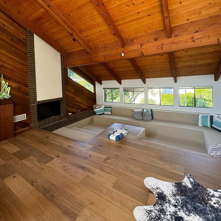 <p>Di sudut ruangan bersantai di lantai atas, tampak juga sofa besar yang berjejer. Lantai dan atap ruangan ini terbuat dari kayu cokelat, menambah kesan minimalis sekaligus aesthetic. (Foto: Instagram @wanda_haraa)</p>