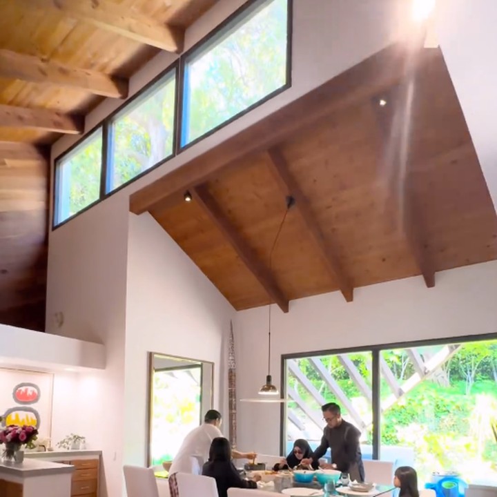 <p>Ruang utama di rumah ini jadi satu dengan dapur dan ruang makan. Ruang makan yang cukup luas, didominasi warna putih, dan cokelat kayu. Area meja makan ini juga berada di sebelah jendela besar. (Foto: Instagram @wanda_haraa)</p>