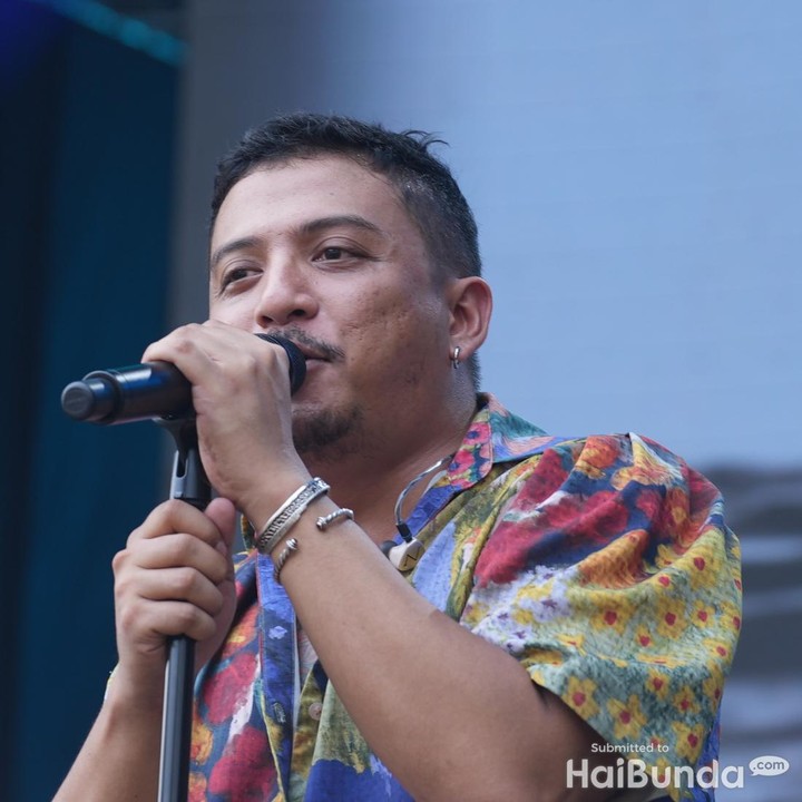<p>Allo Bank Festival 2024 diselenggarakan selama dua hari, yakni 21-22 Juni, di Istora Senayan, Jakarta Pusat. Di hari pertama, konser musik ini diawali dengan penampilan dari penyanyi Sal Priadi yang membawakan lagu Irama Laut Teduh. Tak hanya itu saja, pria 32 tahun ini juga membawakan lagunya yang tengah populer, yaitu Dari Planet yang Lain. (Foto: haibunda.com/Atmaja Kurniawan)</p>