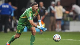 Emiliano Martinez Sebut Rumput di Argentina vs Kanada Bak Bencana