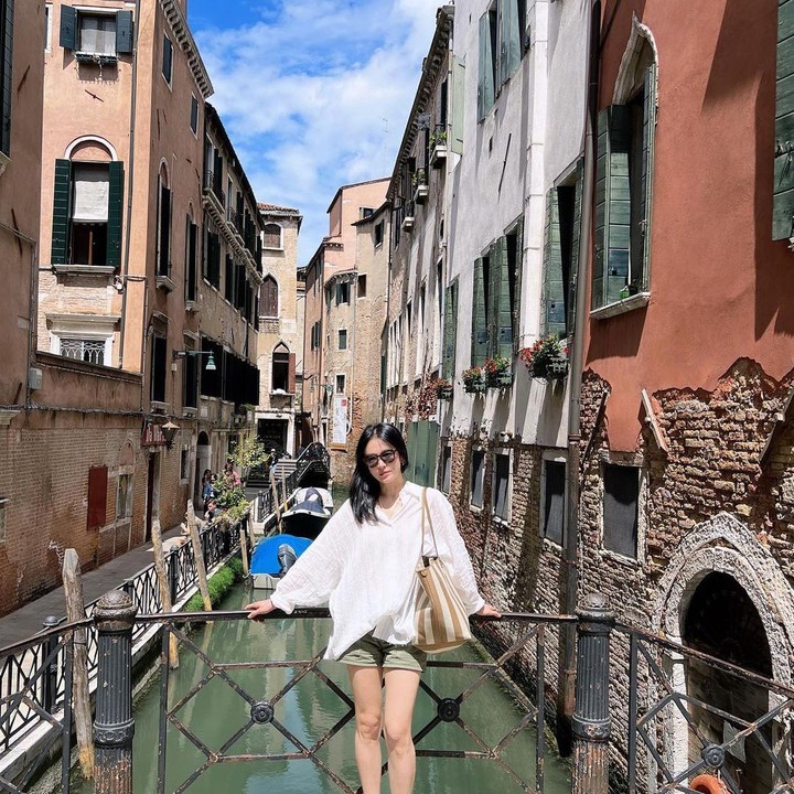 <p>Song Hye Kyo adalah jagonya tampil dengan outfit kasual sekaligus elegan. Di foto ini, ia sedang menelusuri kota Venice dengan white blouse dan shorts, ia juga membawa <em>shopping bag</em>-nya yang melengkapi sentuhan warna outfit. (Foto: Instagram @kyo1122)</p>