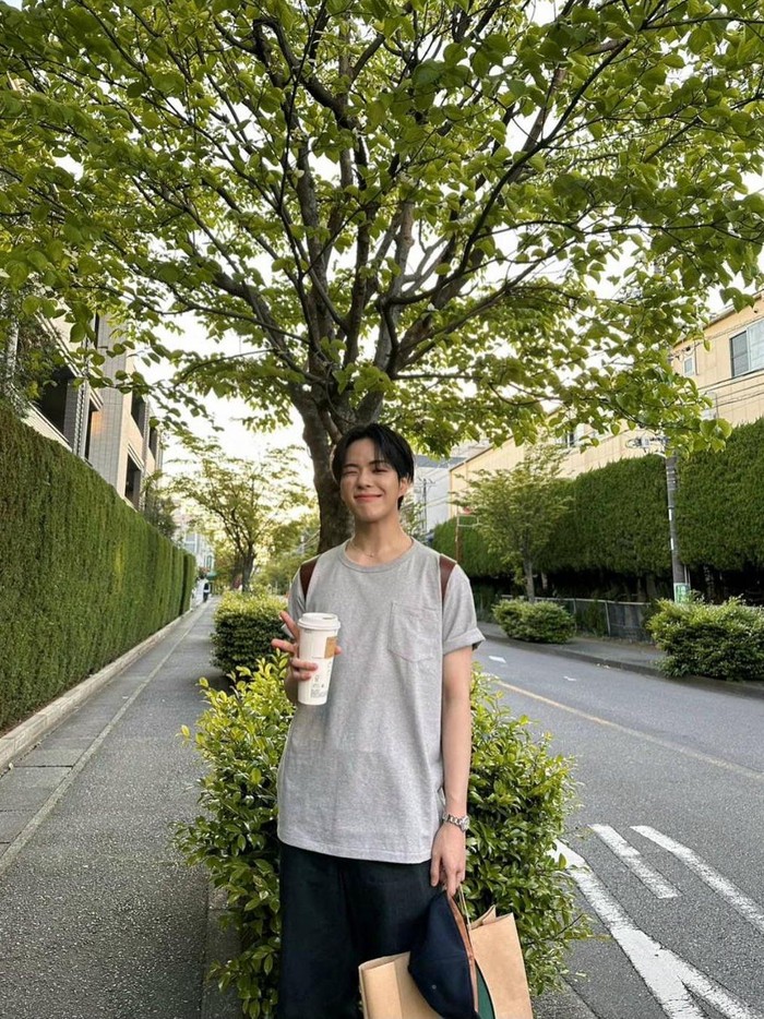 Terakhir, Jaehyuk TREASURE juga tampak manis saat memperlihatkan keunikan yang cantik pada wajahnya. Whisker dimples yang ia pamerkan saat tersenyum dapat membuat siapa saja yang melihatnya meleleh./ Foto: instagram.com/yg_treasure_official