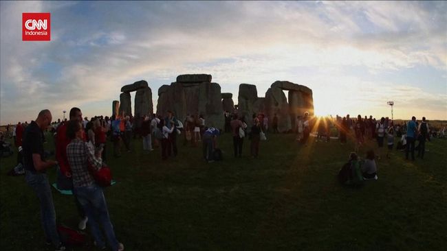 Menanti Titik Balik Matahari Musim Panas di Stonehenge