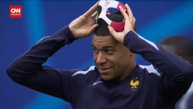 VIDEO: Aksi Mbappe Pakai Topeng Prancis Jelang Lawan Belanda