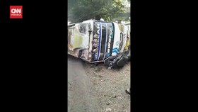 VIDEO: Momen Belasan Pelajar Panik Selamatkan Diri Akibat Bus Terbalik