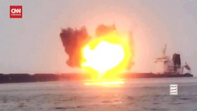 VIDEO: Momen Rudal Kelompok Houthi Serang Kapal Yunani di Laut Merah