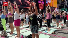 VIDEO: Hening Sejenak di Times Square, Yoga Rayakan Solstis