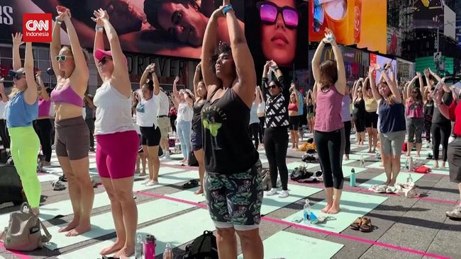 Hening Sejenak di Times Square, Yoga Rayakan Solstis