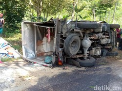 Diduga Rem Blong, Truk Muat Beras di Pasuruan Tabrak Pemotor hingga Tewas
