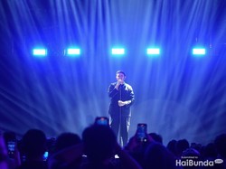 Tulus Sukses Buat Penonton Terbawa Suasana di Allo Bank Festival 2024