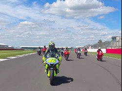 Valentino Rossi Comeback ke Trek, Geber Yamaha R1 Lagi