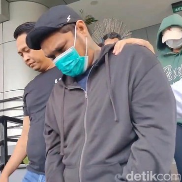 Video Saat Ditangkap Polisi Tersebar, Wajah Lesu Virgoun dan Wanita PA Disorot