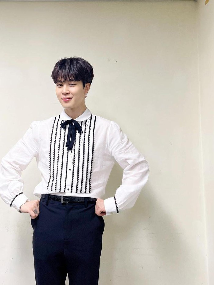 Whisker dimples milik Jimin BTS juga selalu sukses mengundang pujian. Bukan tanpa sebab, lesung pipi miliknya mempermanis senyumnya yang menawan dan membuat idol K-Pop kelahiran Busan tersebut terlihat seperti kucing./ Foto: instagram.com/j.m