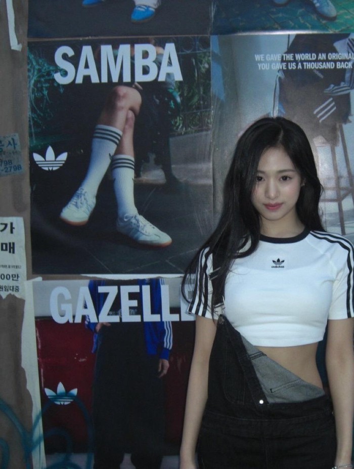 Whisker dimples yang dimiliki oleh Ahyeon BABYMONSTER telah ramai dibicarakan bahkan sejak pre-debut. Tak sedikit penggemar yang mengaku gemas saat idol K-Pop tersebut tersenyum manis memperlihatkan lesung pipinya./ Foto: weverse.io/babymonster/feed