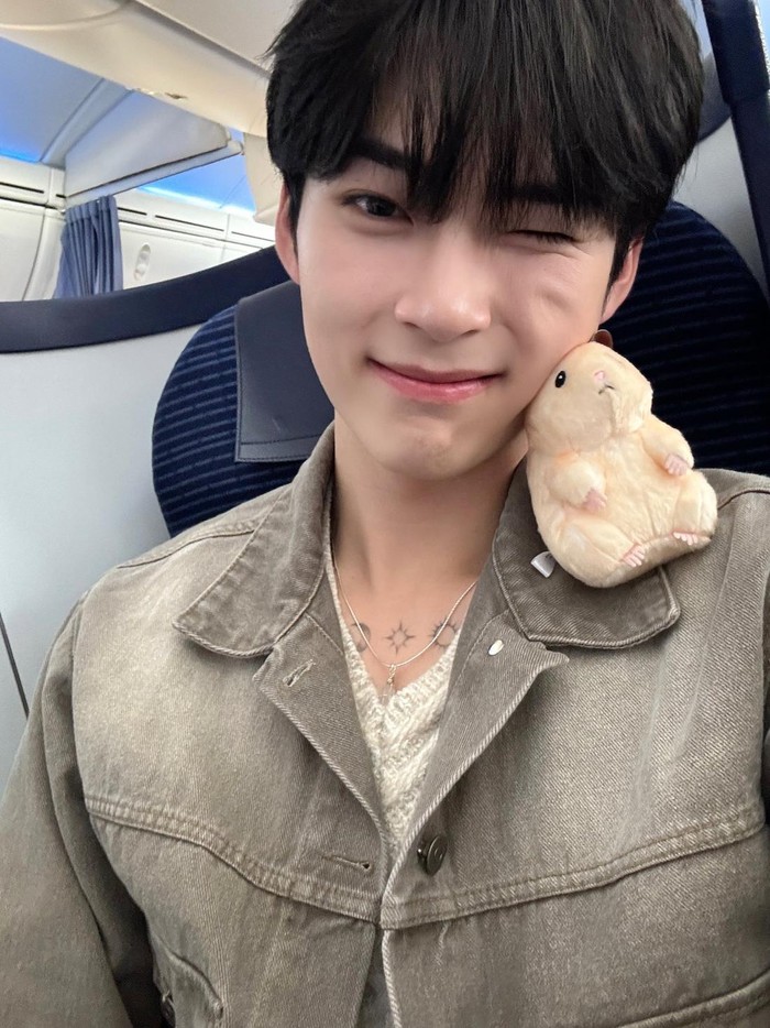 Yang pertama dalam daftar adalah Sung Hanbin ZEROBASEONE. Whisker dimples leader boy group jebolan Boys Planet tersebut langsung terlihat jelas saat ia tersenyum lebar./ Foto: x.com/ZB1_jp