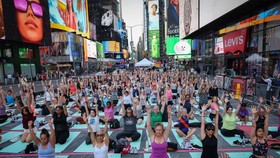 FOTO: Merayakan Yoga di Tengah Bisingnya New York