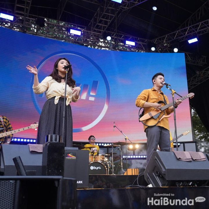 <p>Festival yang diselenggarakan oleh Allo Bank ini diawali dengan penampilan grup musik HIVI! yang membawakan lagu <em>Sama-Sama Tahu</em>. Usai menyanyikan beberapa lagu, penampilan grup musik ini diakhiri dengan iringan suara penonton yang ikut menyanyikan lagu <em>Siapkah Kau Tuk Jatuh Cinta Lagi</em>. (Foto: HaiBunda/ Taufik Adi Rama)</p>