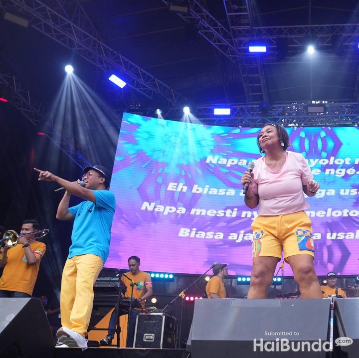 <p>Penampilan grup musik lainnya di Prime Stage di area <em>outdoor</em> juga diramaikan oleh Project Pop. Penonton terlihat menikmati penampilan mereka, terutama saat menyanyikan lagu <em>Ingatlah Hari Ini</em>, Bunda. (Foto: HaiBunda/ Taufik Adi Rama)</p>