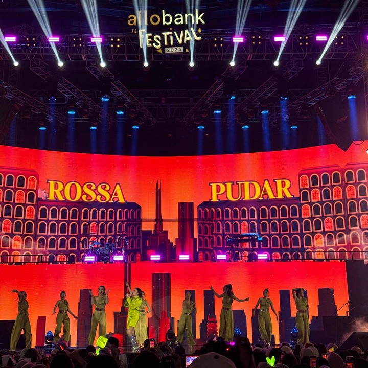 <p>Kemudian acara dilanjutkan dengan penampilan Rossa yang membawakan lagu <em>Pudar</em>. (Foto: Allo Bank Festival 2024)</p>