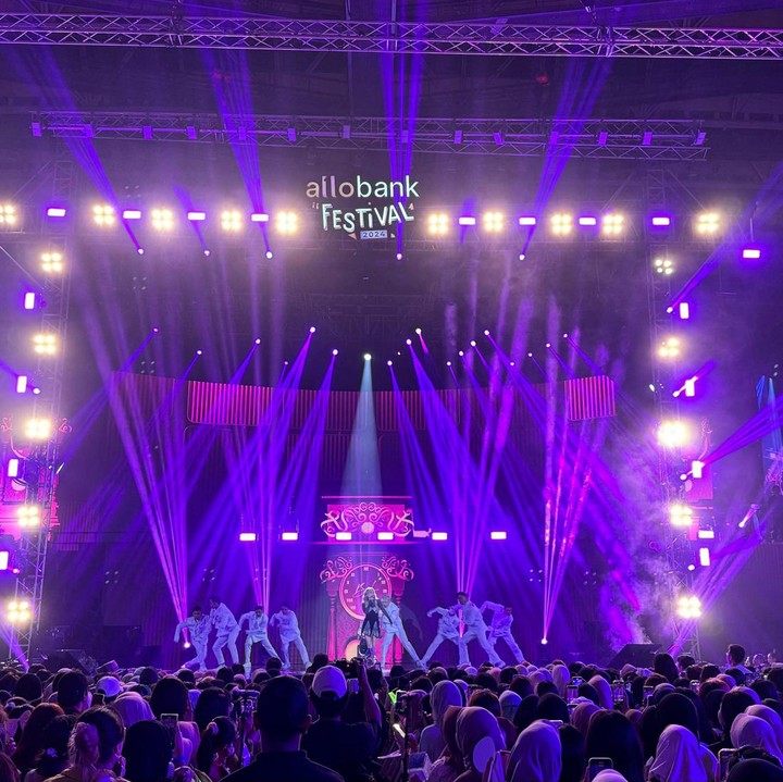 <p>Sementara itu, Allo Stage di area indoor juga tak kalah meriah. Konser musik yang dimulai pukul 18.30 WIB ini diawali dengan penampilan penyanyi Bunga Citra Lestari yang membawakan lagu <em>Sunny</em>.  (Foto: Allo Bank Festival 2024)</p>