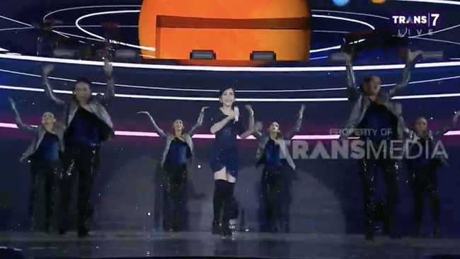 Ayu Ting Ting meramaikan panggung Allo Bank Festival 2024 dengan membawakan lagu koplo hit berjudul Los Dol.