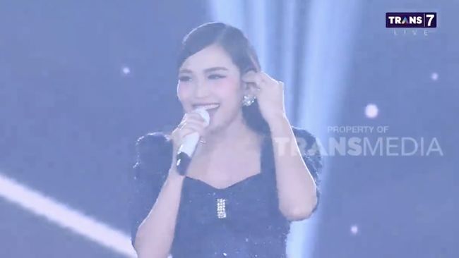 Ayu Ting Ting membawakan lagu dangdut Medley saat tampil lagi di Allo Bank Festival 2024.
