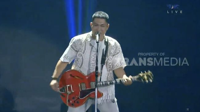 Armada melanjutkan penampilannya pada hari kedua Allo Bank Festival 2024 dengan membawakan single Mau Dibawa ke Mana.