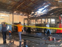 Bus Listrik Hibah G20 yang Terbakar Mangkrak 3 Bulan di Pool DAMRI Surabaya