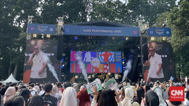 Hari kedua Allo Bank Festival 2024 resmi dibuka dengan penampilan HiVi! di atas panggung Prime Stage di Istora Senayan Jakarta, Sabtu (22/6).