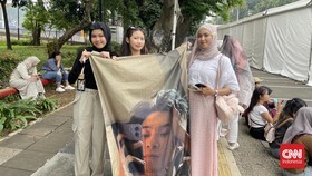 Fan Antusias Bawa Bendera Sambut WayV di Allo Bank Festival 2024