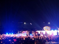 Malam Puncak HUT Ke-497 Jakarta, Heru Budi Bagi-bagi Kaus di Monas