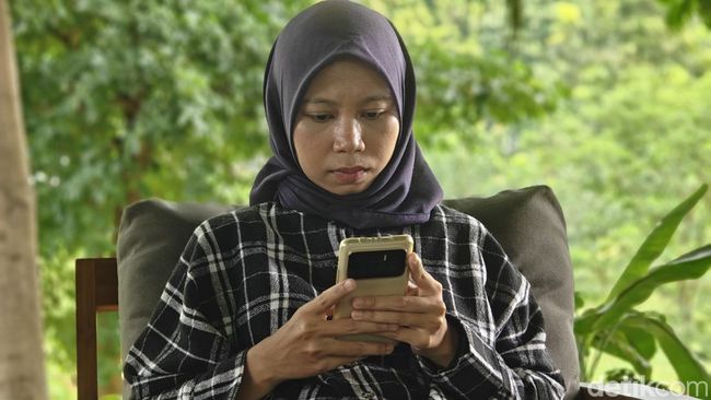 Intip Kepribadian Seseorang dari Cara Mereka Memegang HP