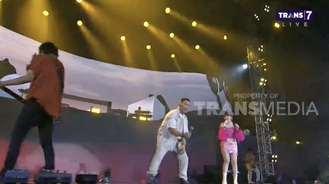 Armada yang berduet dengan Ayu Ting Ting sukses membuat penonton hari kedua Allo Bank Festival 2024 berdendang bersama.