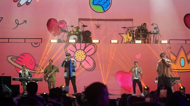 Kagu-lagu Kahitna berhasil membuat penonton bergalau ria, sementara penampilan Tipe-X sukses mengajak penonton Allo Bank Festival 2024 berjingkrak riang.