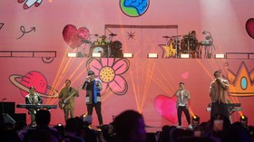 Kahitna Ajak Fans Galau, Tipe X Sukses Bikin Penonton Allo Fest Joget