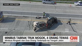 VIDEO: Minibus Tabrak Truk Mogok, 4 Orang Tewas