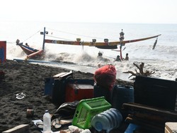 Perahu Dinaiki Sekeluarga Asal Bali Digulung Ombak Tinggi di Banyuwangi