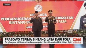 VIDEO: Prabowo Terima Bintang Jasa dari Polri